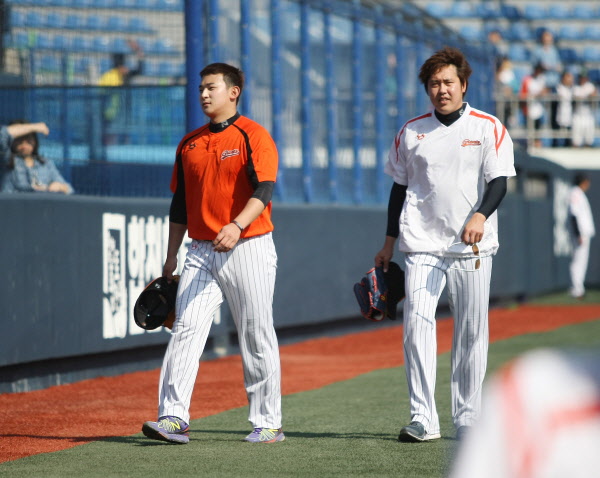 롯데의 불펜 피쳐 최대성 이명우선수